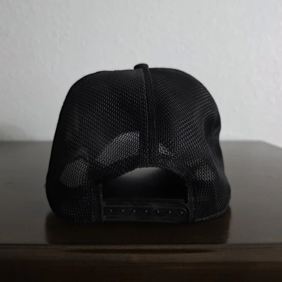 Under Armour Black Hat with American Flag Logo - Picture 4 of 6